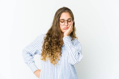 Sıkılmış, yorgun ve dinlenmeye ihtiyacı olan beyaz bir kadın..