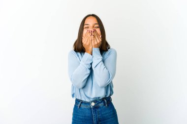 Genç melez kadın bir şeye gülüyor, elleriyle ağzını kapatıyor..