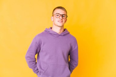 Genç beyaz yakışıklı adam mutlu, güler yüzlü ve neşeli..