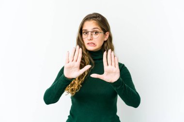 Kafkasyalı genç bir kadın tiksinti belirtisi gösteren birini reddediyor..