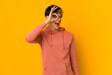 Genç, sıska, İspanyol bir adam heyecanlı. Jestini gözünün önünden ayırma..