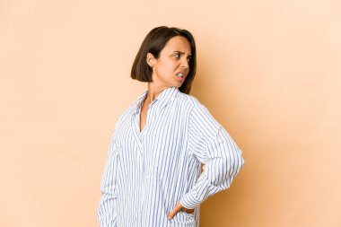 Genç İspanyol kadın sırt ağrısı çekiyor..