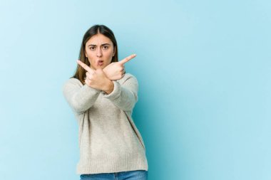 Kafkasyalı genç kadın iki seçenek arasında seçim yapmaya çalışıyor..