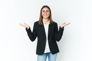 Kafkasyalı genç iş kadını kollarıyla ölçeği yapıyor, mutlu ve kendinden emin hissediyor..