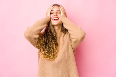 Kafkasyalı genç bir kadın ellerini başının üstünde tutarak neşeyle gülüyor. Mutluluk kavramı.