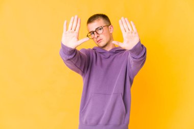 Genç, beyaz, yakışıklı bir adam elini uzatmış, dur işareti gösteriyor ve seni engelliyor..