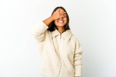 Genç melez kadın elleriyle gözlerini kapatıyor, gülümseyerek bir sürpriz bekliyor..