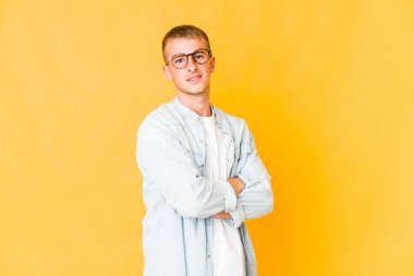 Kendine güveni tam, kararlılığıyla kollarını kavuşturan beyaz tenli yakışıklı bir adam..