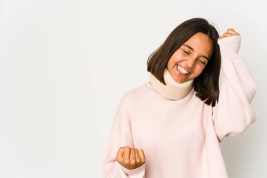 Zaferden sonra tasma takan genç İspanyol kadın yumruğunu kaldırıyor, kazanan konsept.