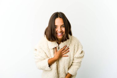 Genç melez kadın elini göğsünde tutarak kahkahalar atıyor..