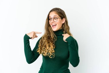 Kafkasyalı genç bir kadın parmağını gösterip, gülümseyerek şaşırdı..