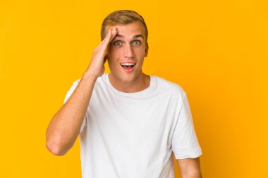 Beyaz tenli yakışıklı yüksek sesle bağırıyor, gözleri açık ve elleri gergin tutuyor..