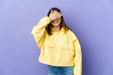 Kafkasyalı genç kadın elleriyle gözlerini kapatıyor, gülümseyerek bir sürpriz bekliyor..