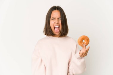 Genç İspanyol kadın çörek yerken çok sinirli ve agresif çığlıklar atıyor..