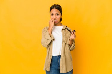 Genç İspanyol kadın elinde sigara piposuyla tırnak yiyor, gergin ve çok endişeli..