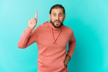 Uzun saçlı genç adamın bir fikri, ilham konsepti var..