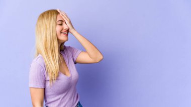 Genç, sarışın, beyaz bir kadın mutlu, kaygısız, doğal duygularla gülüyor..