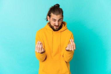 Uzun saçlı genç adam hiç parası olmadığını gösteriyor..