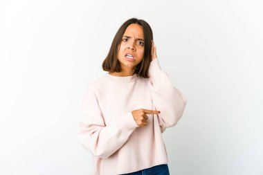 Dedikoduları dinlemeye çalışan genç melez bir kadın..