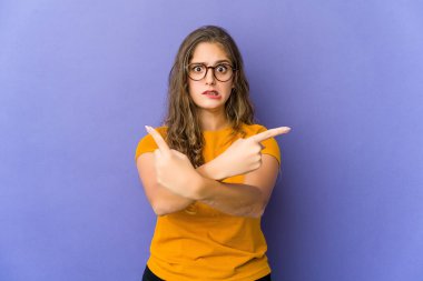 Beyaz tenli hoş bir kadın iki seçenek arasında seçim yapmaya çalışıyor..