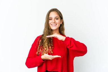 İki eliyle bir şey tutan beyaz bir kadın, ürün sunumu..