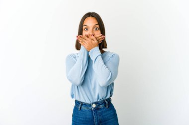 Genç melez kadın elleriyle ağzını kapatırken şok oldu..