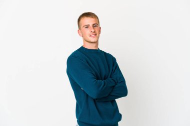 Kendine güveni tam, kararlılığıyla kollarını kavuşturan beyaz tenli yakışıklı bir adam..