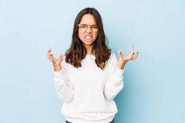 Genç melez İspanyol kadın yalnız başına gergin ellerle çığlık atıyor..