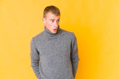 Genç, beyaz, yakışıklı adam gördüğü bir şey yüzünden şoka uğruyor..