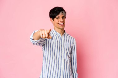 Genç, sıska, ispanyol adam parmaklarıyla işaret ediyor..