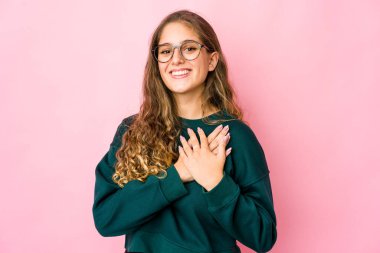 Beyaz bir kadın dost canlısı bir ifadeye sahip, avuçlarını göğsüne bastırıyor. Aşk konsepti.