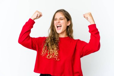 Genç beyaz kadın zaferden sonra yumruğunu kaldırıyor, kazanan konsept.