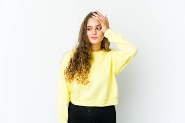 Kafkasyalı bir kadın bir şey unutmuş. Alnına avuç içiyle vurup gözlerini kapatıyor..