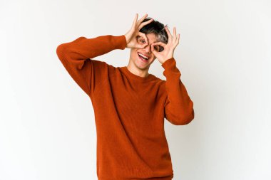 Genç, sıska, ispanyol adam gözlerinde işaret var.