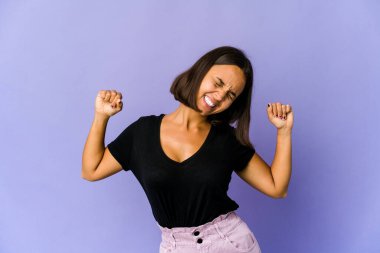 Genç melez kadın kollarını uzatıyor, rahat pozisyonda..