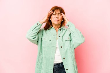 Beyaz kadın tapınaklara dokunuyor ve baş ağrısı çekiyor..