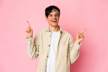 Genç, sıska, ispanyol bir adam, farklı kopya alanlarını gösteriyor, birini seçiyor, parmaklarıyla gösteriyor..