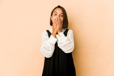 Genç İspanyol bir kadın izole edilmiş. Elleriyle ağzını kapatmış..