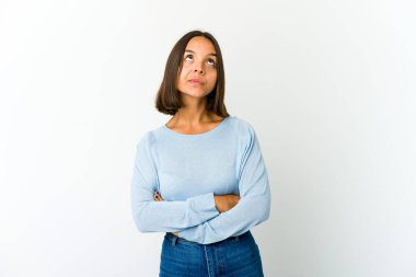 Genç melez kadın tekrarlanan bir görevden bıktı..