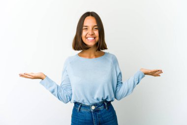 Genç melez kadın kollarıyla ölçeği yapıyor, mutlu ve kendinden emin..