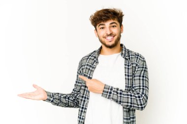 Beyaz arka planda genç bir Arap, elinde bir fotokopi odası tutarken heyecanlanıyor..