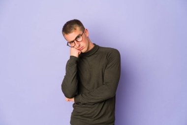 Üzgün ve dalgın hisseden, kopyalama alanına bakan genç beyaz yakışıklı bir adam..