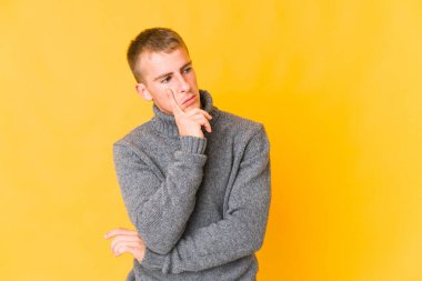 Genç, beyaz, yakışıklı bir adam bir strateji planlıyor, bir iş yolu düşünüyor..