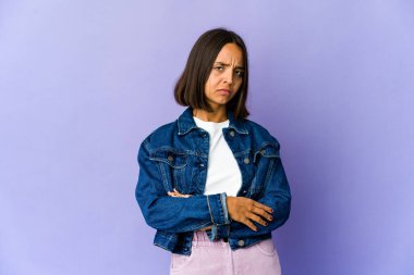 Sıkılmış, yorgun ve dinlenmeye ihtiyacı olan genç melez bir kadın..