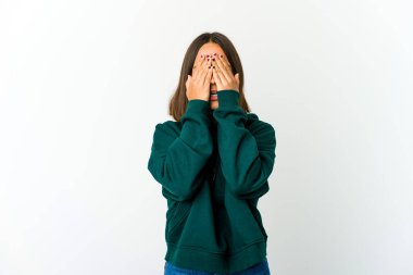 Genç melez kadın yüzünün yarısını avuç içiyle örterek eğleniyor..