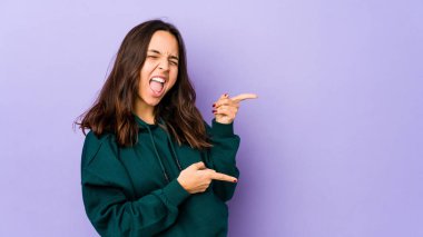 Genç, melez, ispanyol bir kadın parmak izleriyle izole edilmiş, heyecan ve arzusunu ifade ediyor..