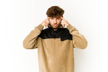 Beyaz arka plandaki genç Arap adam bir göreve odaklanmış, işaret parmaklarını işaret ediyor..