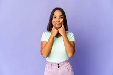 Genç melez kadın iki seçenek arasında şüpheye düşüyor.