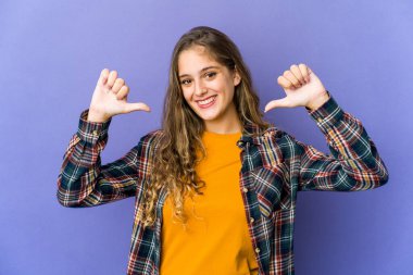 Beyaz tenli hoş bir kadın gururlu ve kendinden emin, örnek olarak....