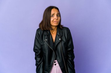 Genç melez kadın omuz silker ve gözleri açık kalır..